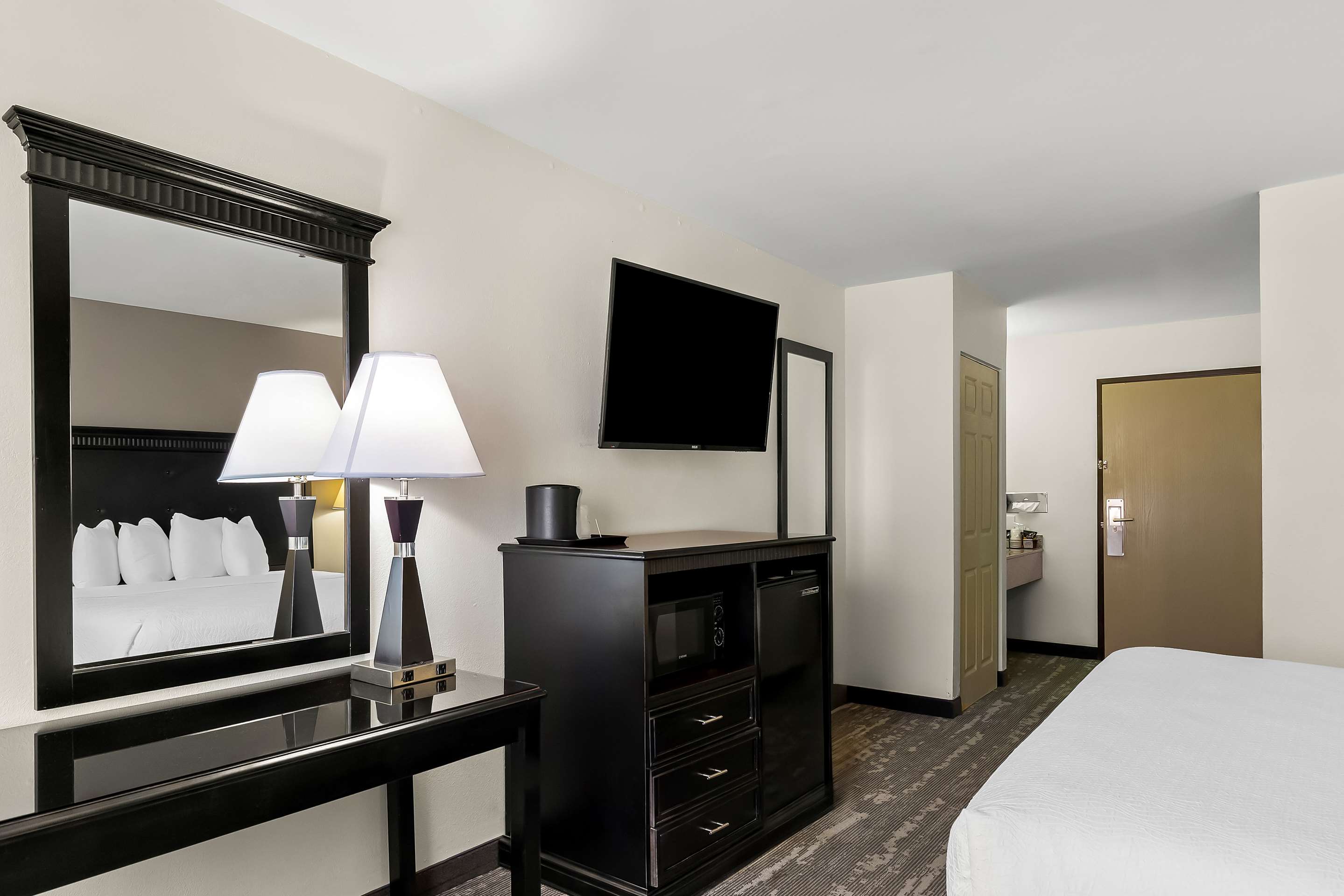 Best Western Saluki Inn - Tap to explore photos