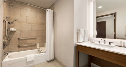 Embassy Suites by Hilton Denton Convention Center Room Type - 1KG 2RM CORNER STE ACC TUB