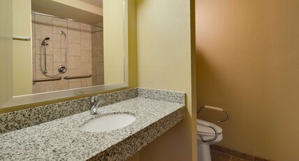 Best Western West Hills Inn Room Type - 1 Queen Bed, Non-Smoking, Microwave, Refrigerator, Continental Breakfast