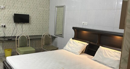 Sri Kumaran Lodge Room Type - Double Cot AC