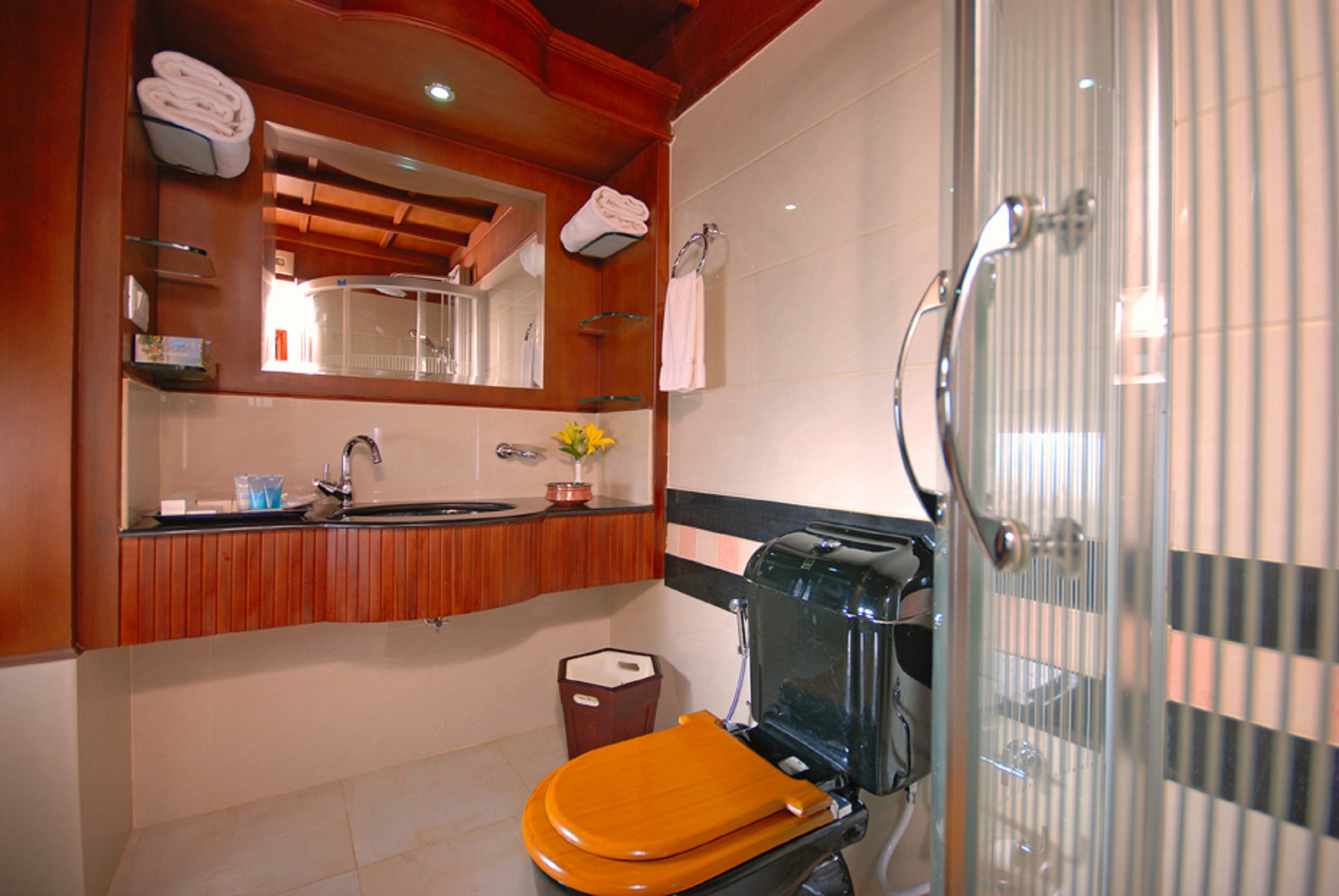 Sterling Luxury Houseboat, Alleppey - Tap to explore photos