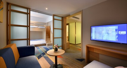 Holiday Inn Express Chengdu Tianhe Room Type - 1 King 1 Bunk Suite Accessible