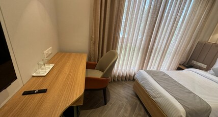 HOTEL MUMBAI HOUSE MINDSPACE MALAD Room Type - Deluxe Room
