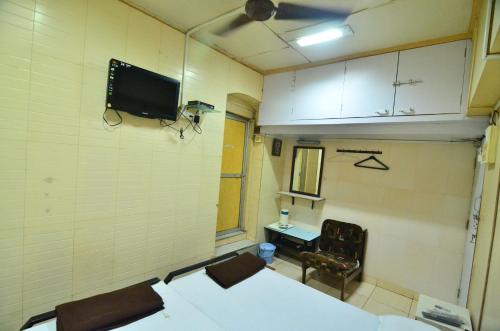 Shri Laxmi Lodge - Tap to explore photos