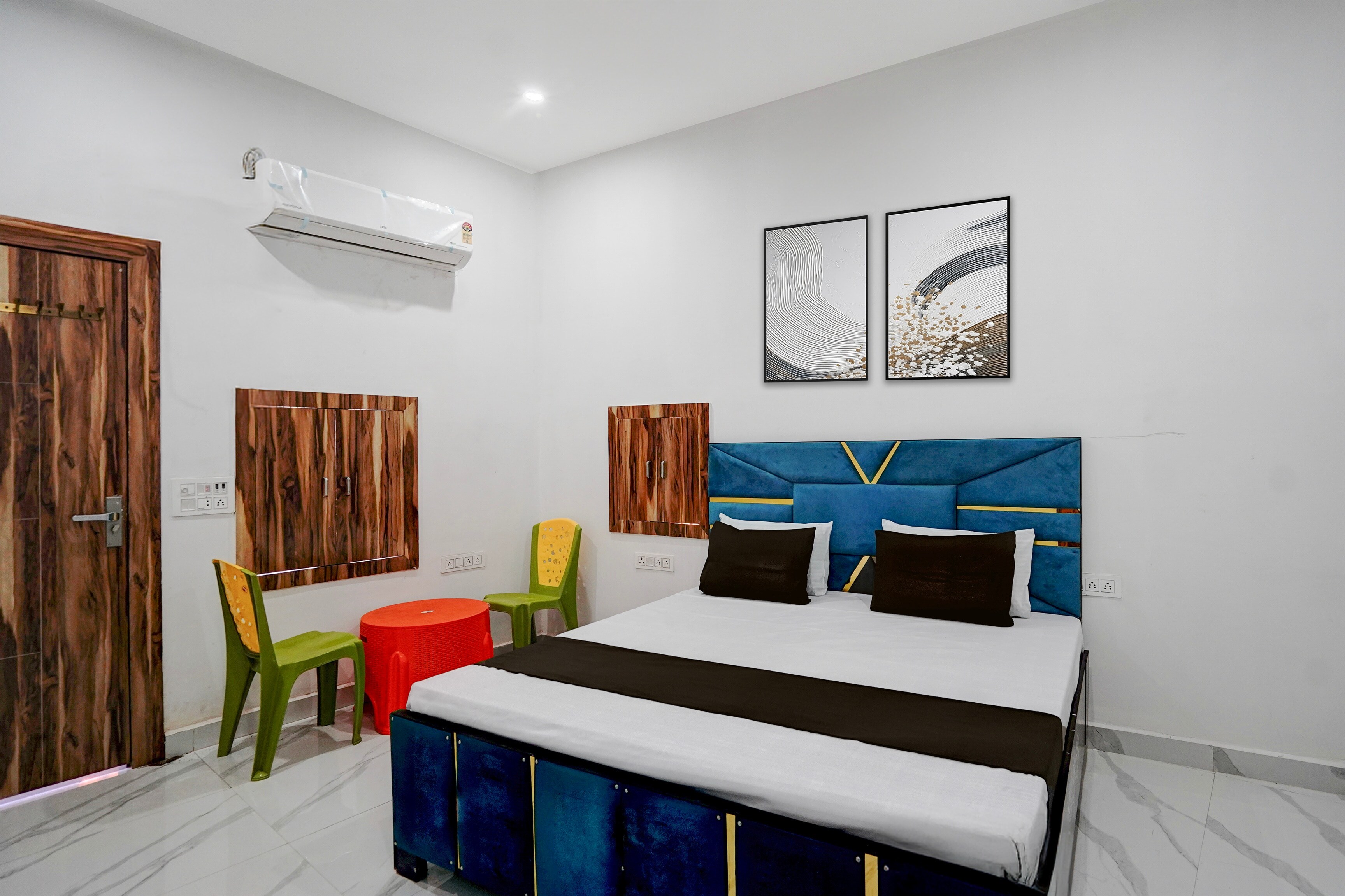 Hotel O by OYO Radha Raman Guest House - Tap to explore photos