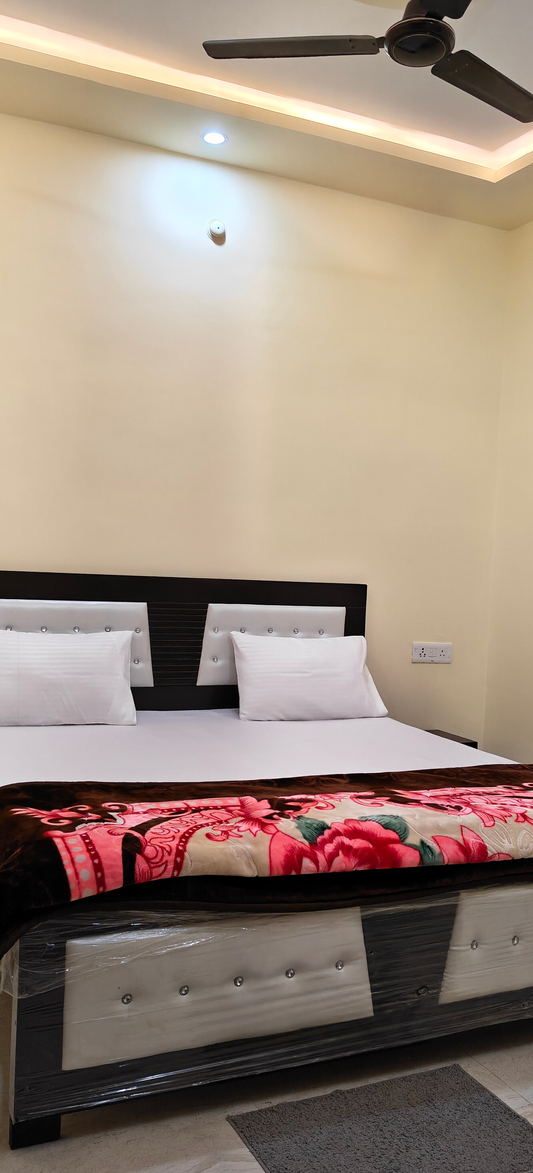 Hotel Vatsalya Kunj - Tap to explore photos