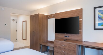 Holiday Inn Express Grover Beach Room Type - Two Queen Bed Standard Balcony