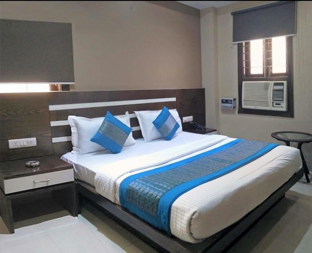Hotel Rajmahal Inn 3 mints walking from New Delhi Railway station - Tap to explore photos
