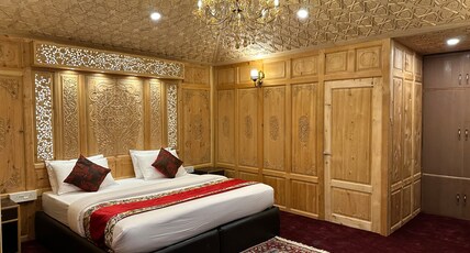 New York Houseboat Room Type - Nigeen Lakeview Suite