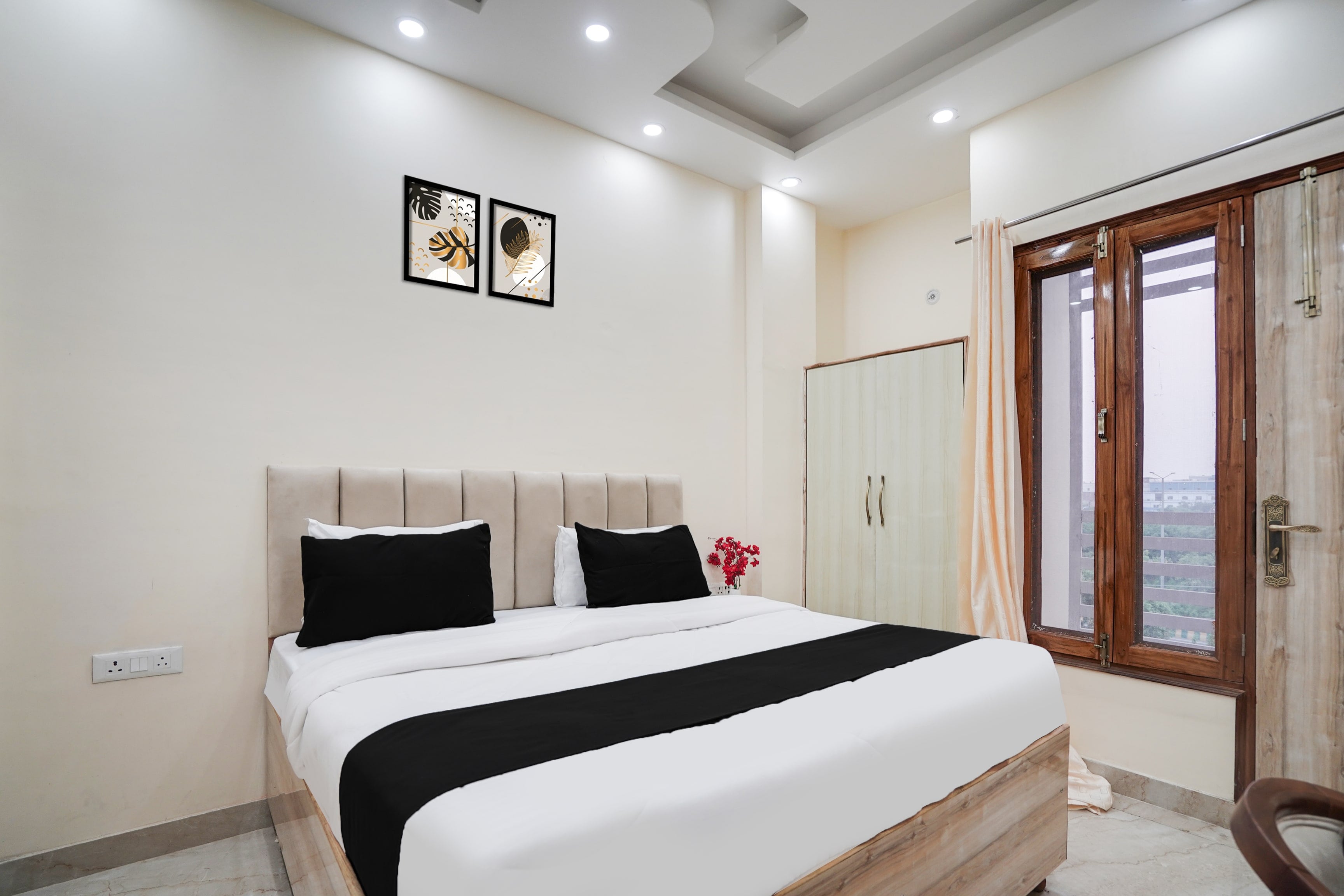 Super Townhouse Sector 63 A Noida - Tap to explore photos