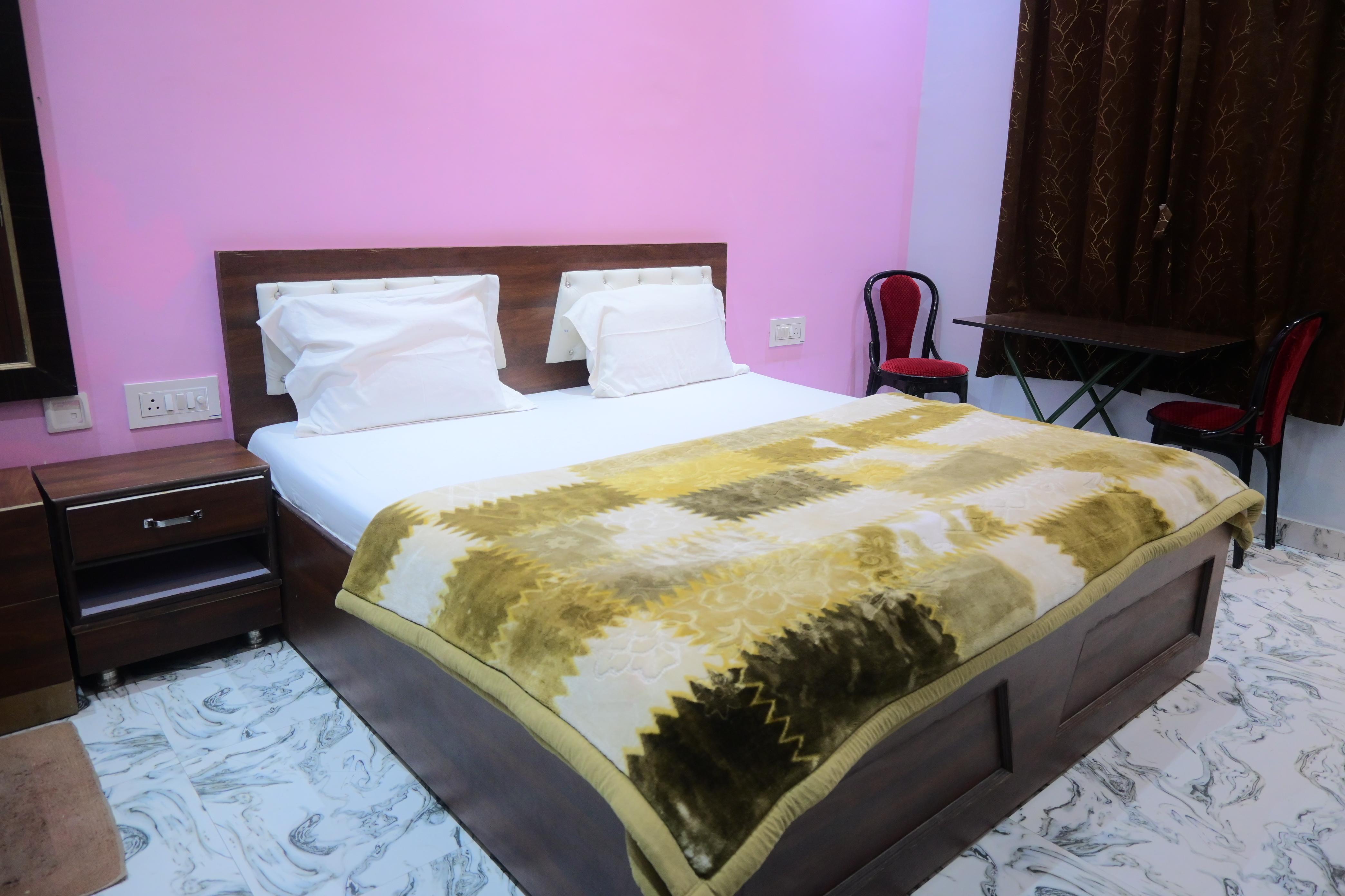 Kaka Guest House Near Ram Janam Bhumi - Tap to explore photos