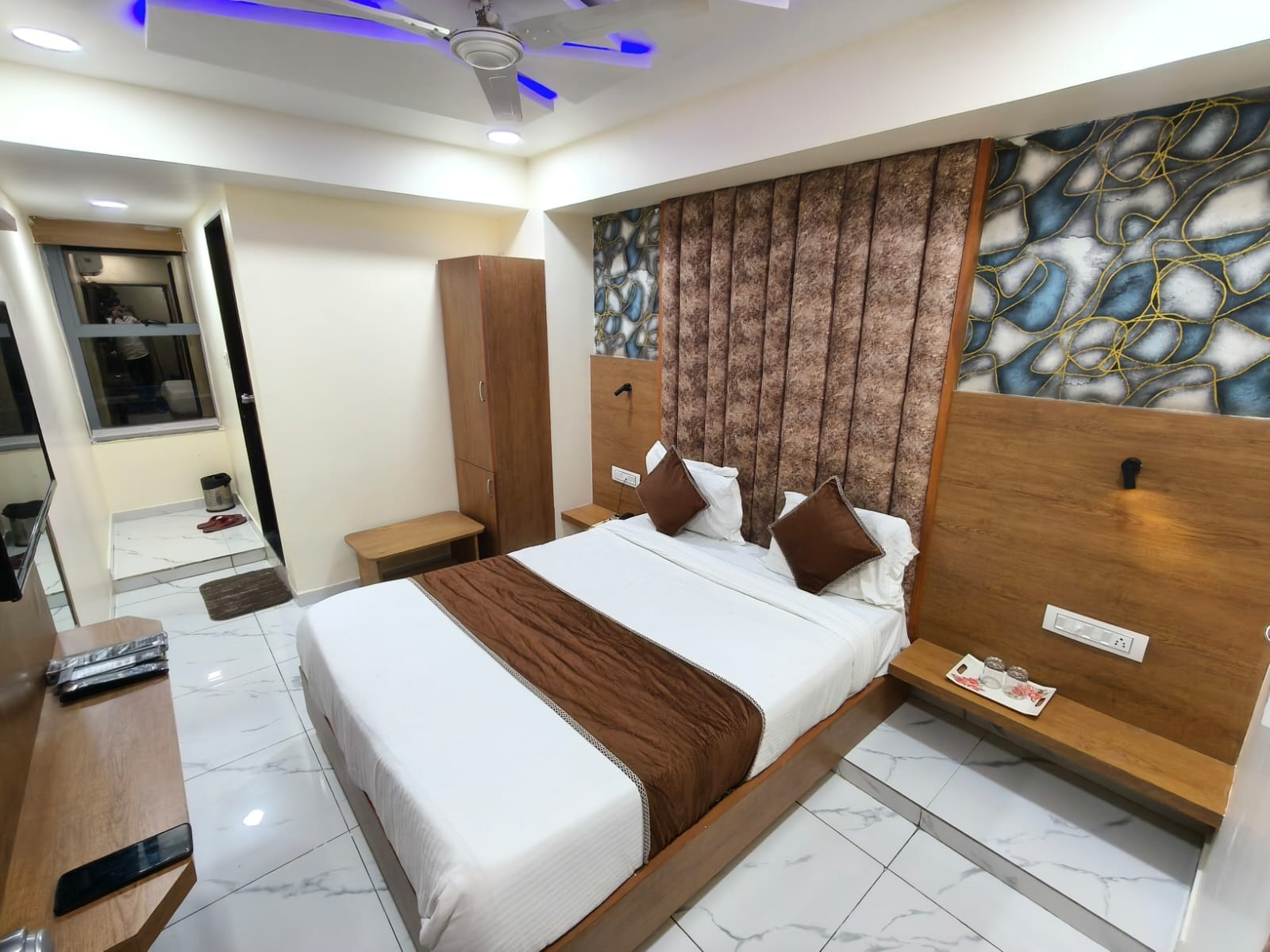 Hotel Lemon - Tap to explore photos