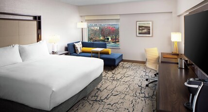 DoubleTree by Hilton Manchester Downtown Room Type - 1 KING MOB HEAR ACC RIS