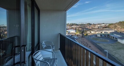 DoubleTree by Hilton Hot Springs Room Type - 1 KING W BALCONY HEAR ACC