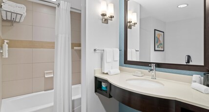 Hilton Garden Inn Chicago Downtown Riverwalk Room Type - 2 QUEENS W DRINKS-SNACKS
