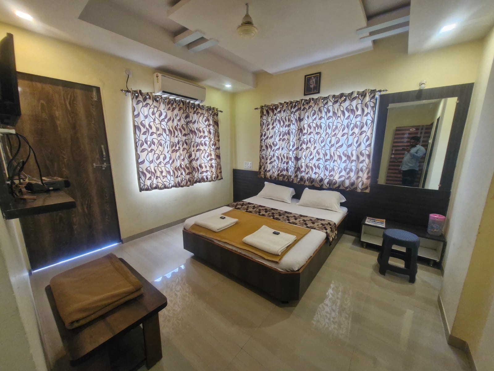 Hotel Sai Neelam - Tap to explore photos