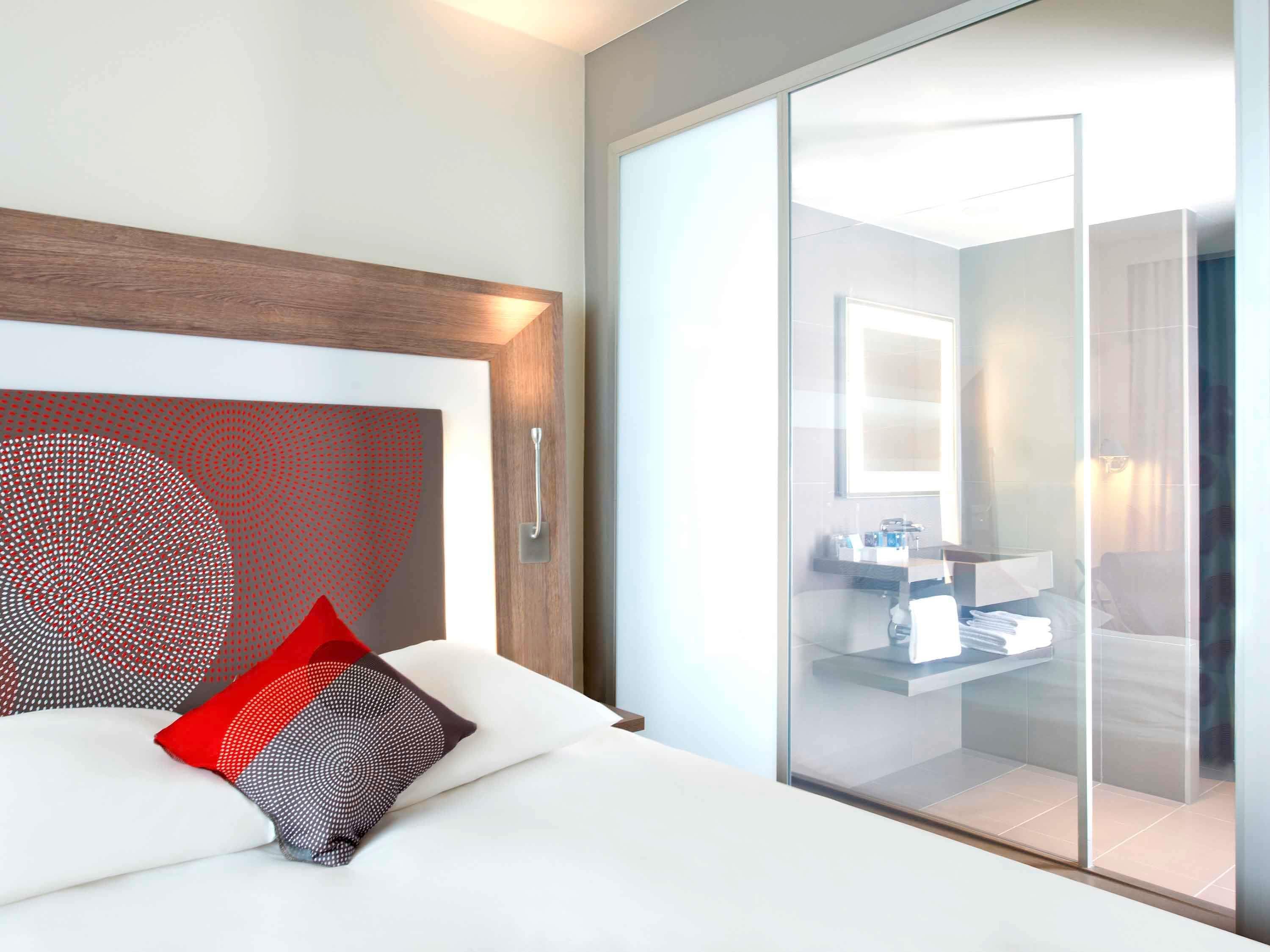 Novotel London Waterloo - Tap to explore photos