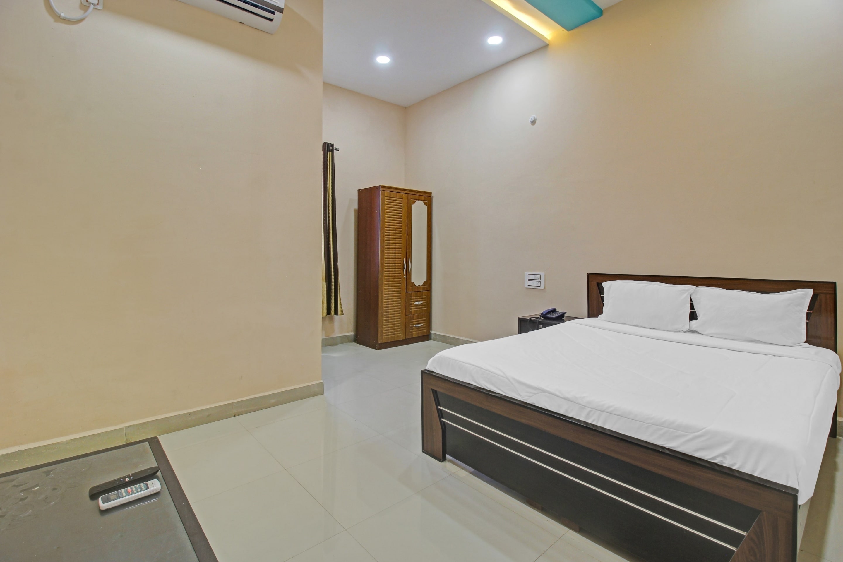 Hotel O City Central Kummariwada - Tap to explore photos
