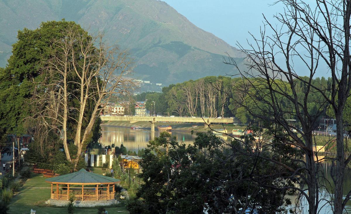 Hotel The Residency Srinagar (05 min walk to Clock Tower) - Tap to explore photos
