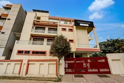 Super OYO Townhouse Gomti Nagar Sector 1 Formerly The Gahmar Inn