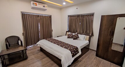 RT RESIDENCY HOTEL AND LODGE Room Type - Deluxe Room with King Bed and Balcony