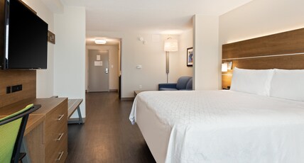 Holiday Inn Express Hotel & Suites Largo-Clearwater Room Type - 1 King Suite Mobility Accessible Tub