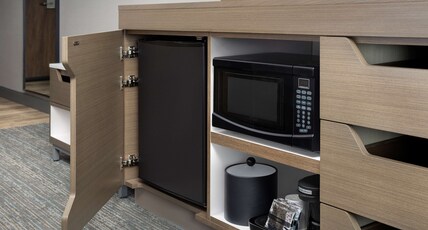 Hampton Inn Boston Logan Airport Chelsea Room Type - 1 KING - FRIDGE MICROWAVE