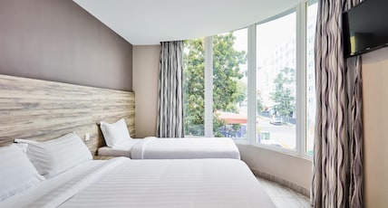 ibis budget Singapore Clove Room Type - Deluxe Room with 1 Double Bed and 1 Single Bed ibis budget Singapore Clove Room Type - Deluxe Room with 1 Double Bed and 1 Single Bed