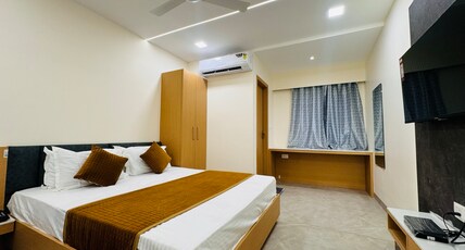 Hotel Shree Krishnam Room Type - Super Deluxe Room