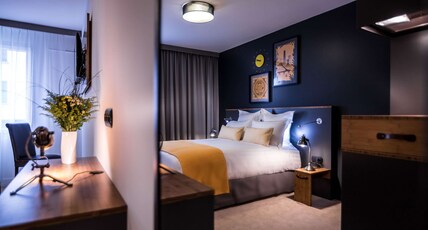 BEST WESTERN PLUS SUITCASE PARIS LA DEFENSE Room Type - 1 Queen Bed