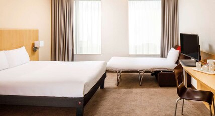 ibis Nottingham Centre Room Type - Family room with 1 double bed + 1 desk bed ibis Nottingham Centre Room Type - Family room with 1 double bed + 1 desk bed
