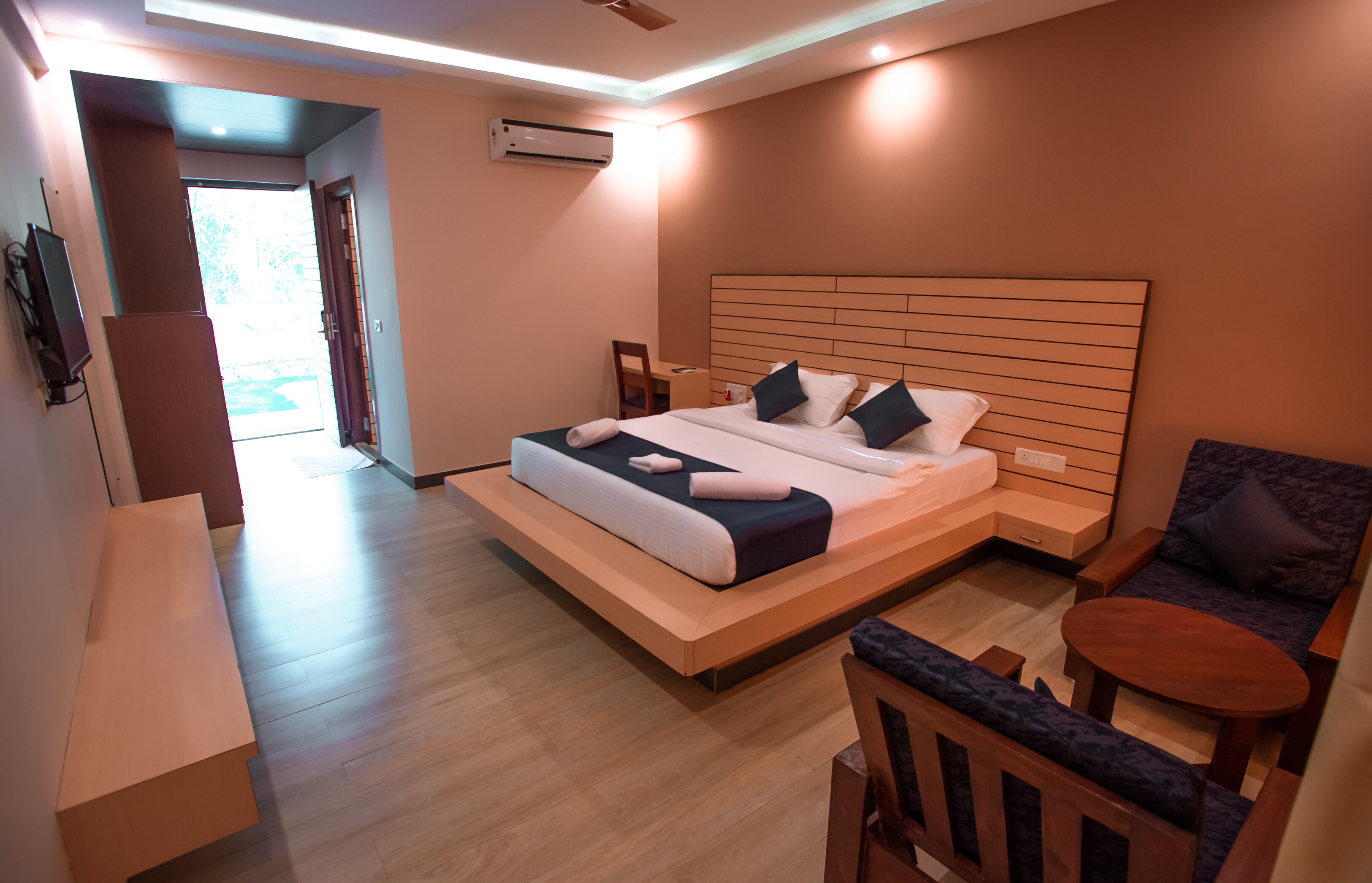 GOLDEN SANDS RESORT - Tap to explore photos