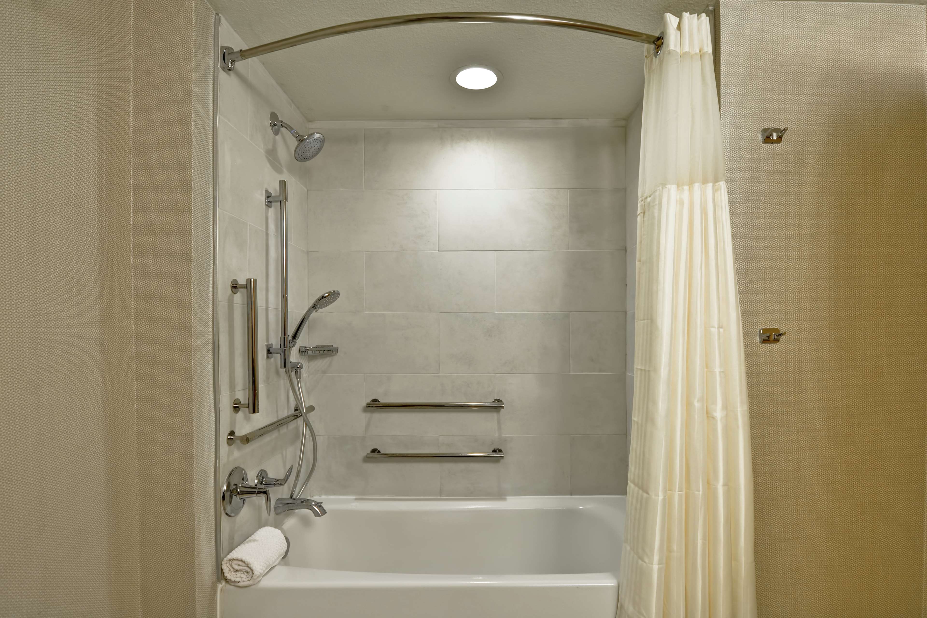 DoubleTree by Hilton Hotel Baton Rouge - Tap to explore photos