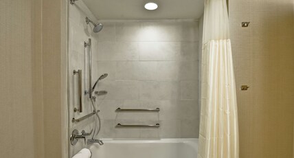 DoubleTree by Hilton Hotel Baton Rouge Room Type - 1KNG MOB HEAR ACC W TUB NS
