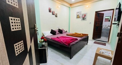 Hotel Paarvi Palace - Best hotel near Ram Mandir Ayodhya Room Type - Deluxe Family Room with AC Hotel Paarvi Palace - Best hotel near Ram Mandir Ayodhya Room Type - Deluxe Family Room with AC