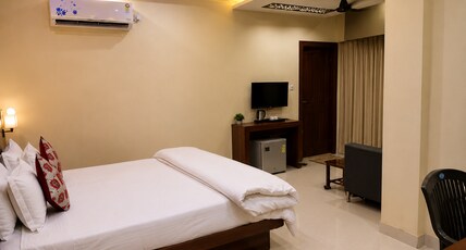 Hotel Avadh Shree Room Type - Luxury Room with City View