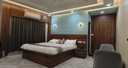 PLATINUM INN Room Type - LUXURY KING ROOM