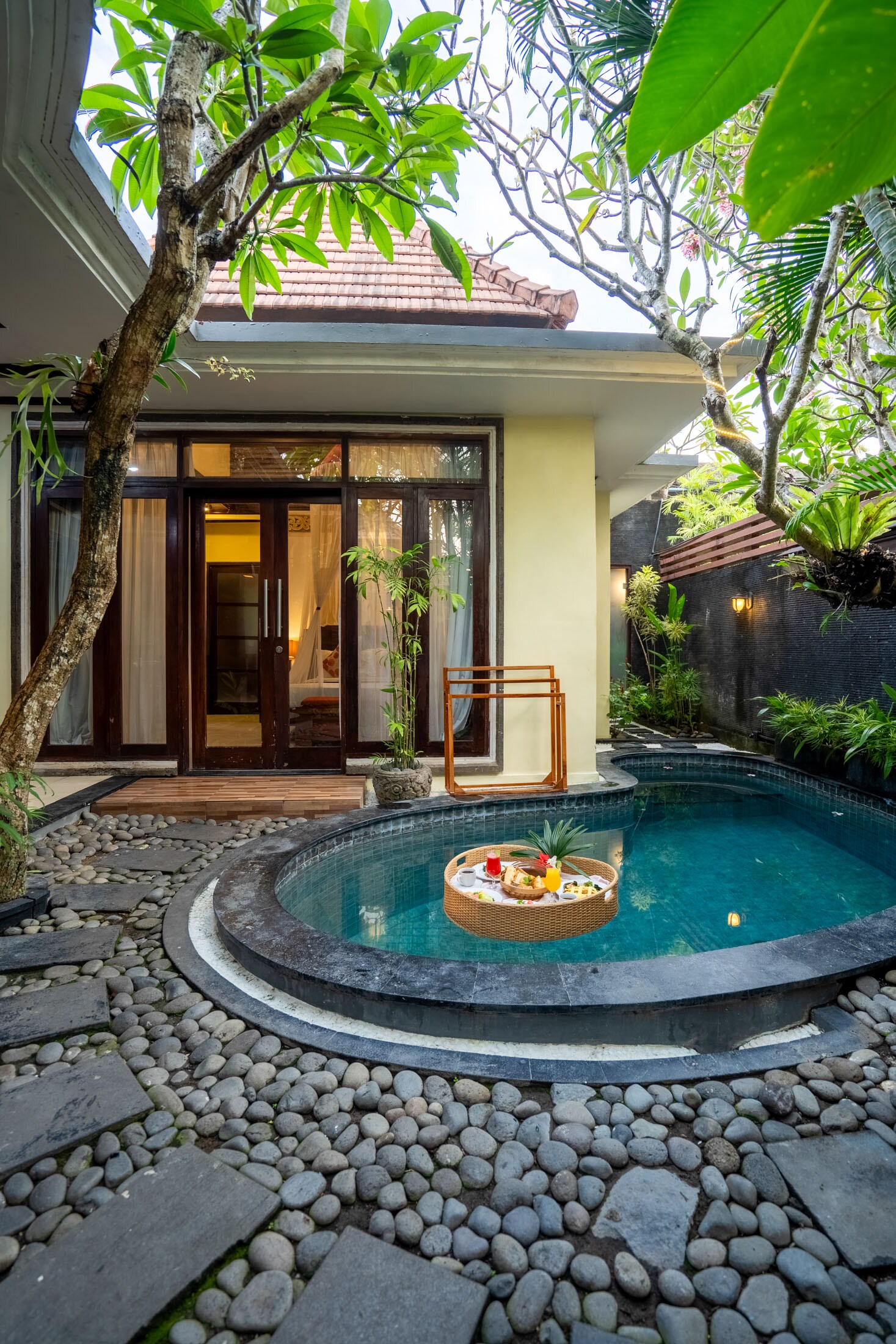 The Bali Dream Suite Villa Seminyak - Tap to explore photos