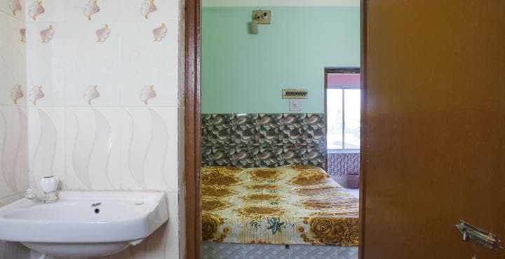 Hotel Pinki - Tap to explore photos