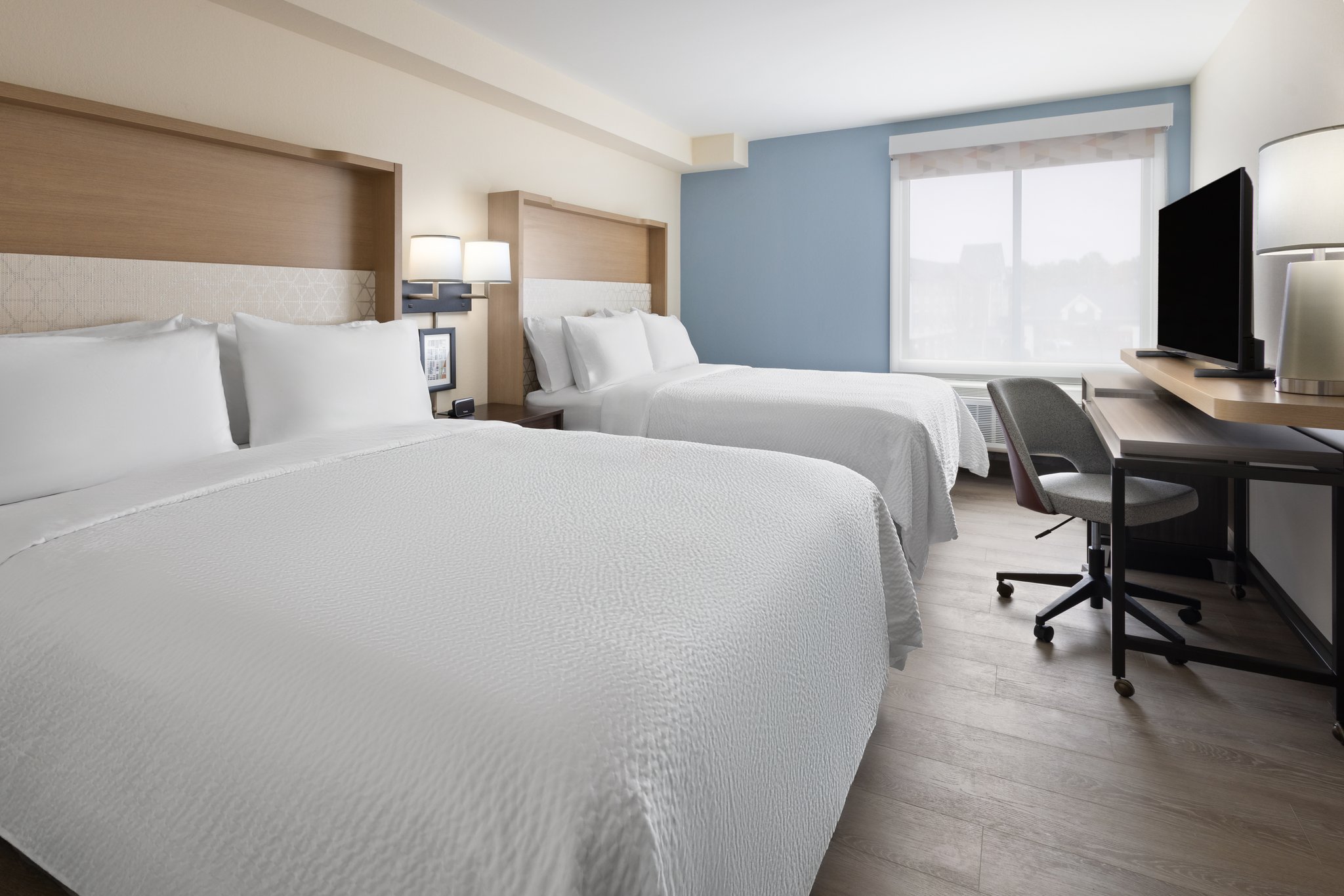 Holiday Inn & Suites RICHMOND  - Tap to explore photos