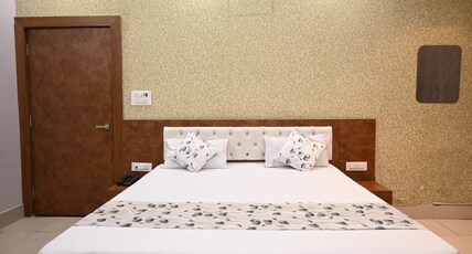 Aditya Guest House Room Type - Deluxe Room 