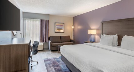 Best Western Hickory Room Type - 1 King Bed, Non-Smoking, Interior Entrance, Flat Screen Television, Microwave And Refrigerator, High Best Western Hickory Room Type - 1 King Bed, Non-Smoking, Interior Entrance, Flat Screen Television, Microwave And Refrigerator, High
