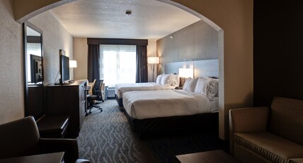 Holiday Inn Express & Suites Manhattan, an Ihg Hotel Room Type - 2 Queen Suite Communications Accessible