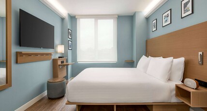 Wingate by Wyndham Bronx/Haven Park Room Type - 1 Queen Bed, Deluxe Mobility Hearing Access Room, Roll-In Shower, Non-Smoking Wingate by Wyndham Bronx/Haven Park Room Type - 1 Queen Bed, Deluxe Mobility Hearing Access Room, Roll-In Shower, Non-Smoking