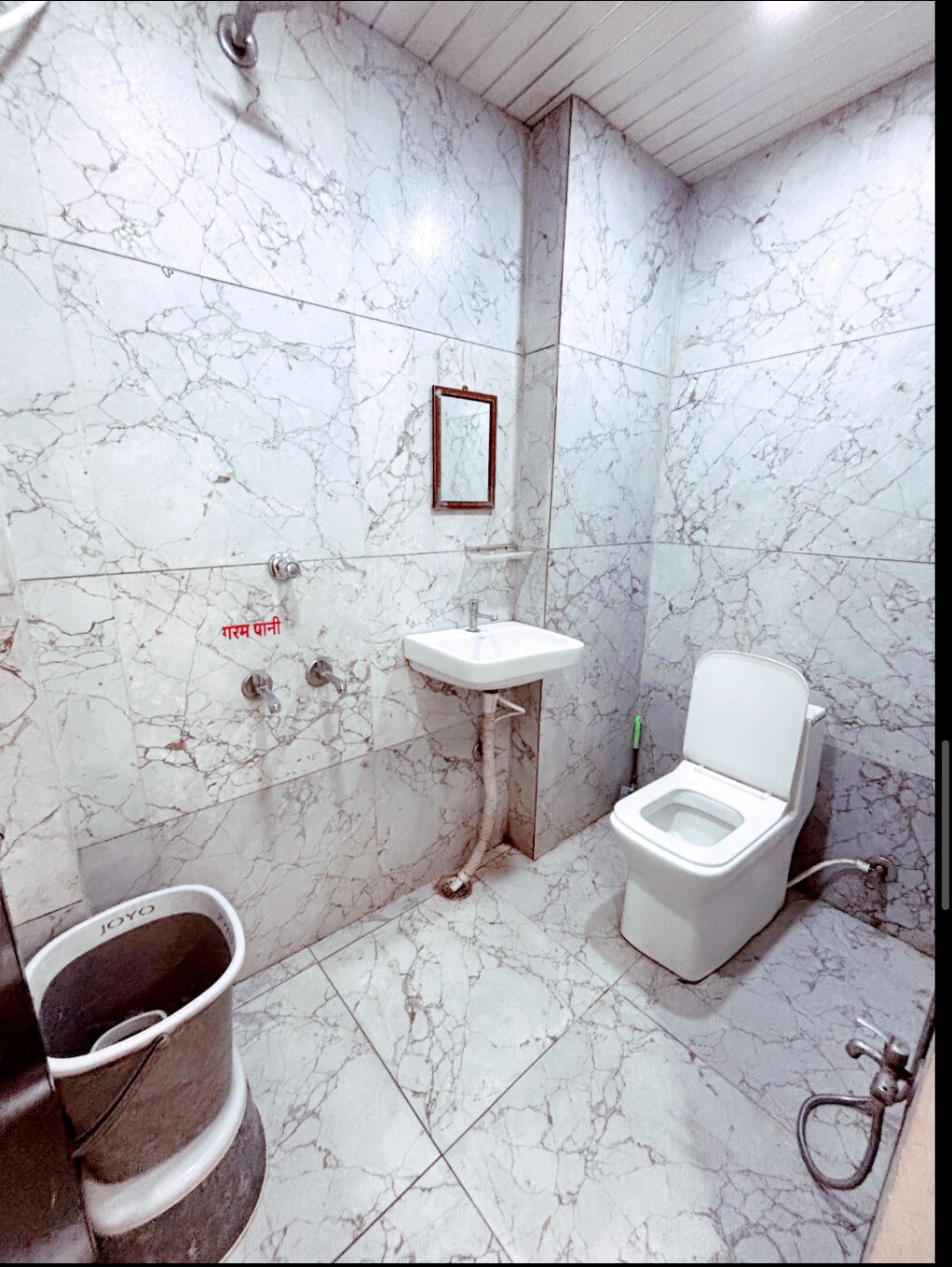 Hotel Red Rose - Tap to explore photos