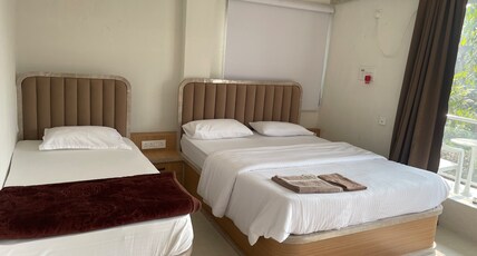 Stone House Cottage Room Type - 3-Bed Glass Room at First Floor