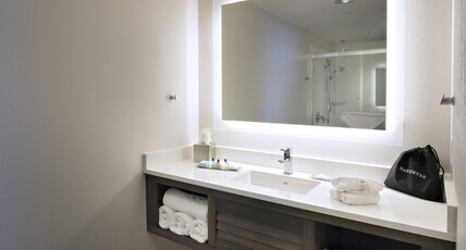 Island House Hotel Orange Beach - a DoubleTree by Hilton Room Type - 1 KING 1 BEDROOM CRNER STE