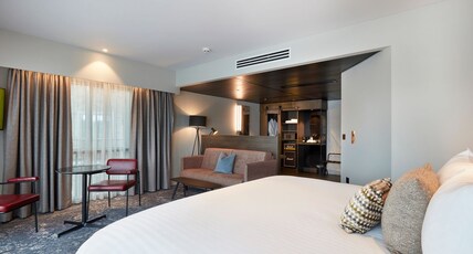 voco Leicester, an IHG Hotel Room Type - 1 King Suite Roof Terrace Outdoor Living Area Hot Tub