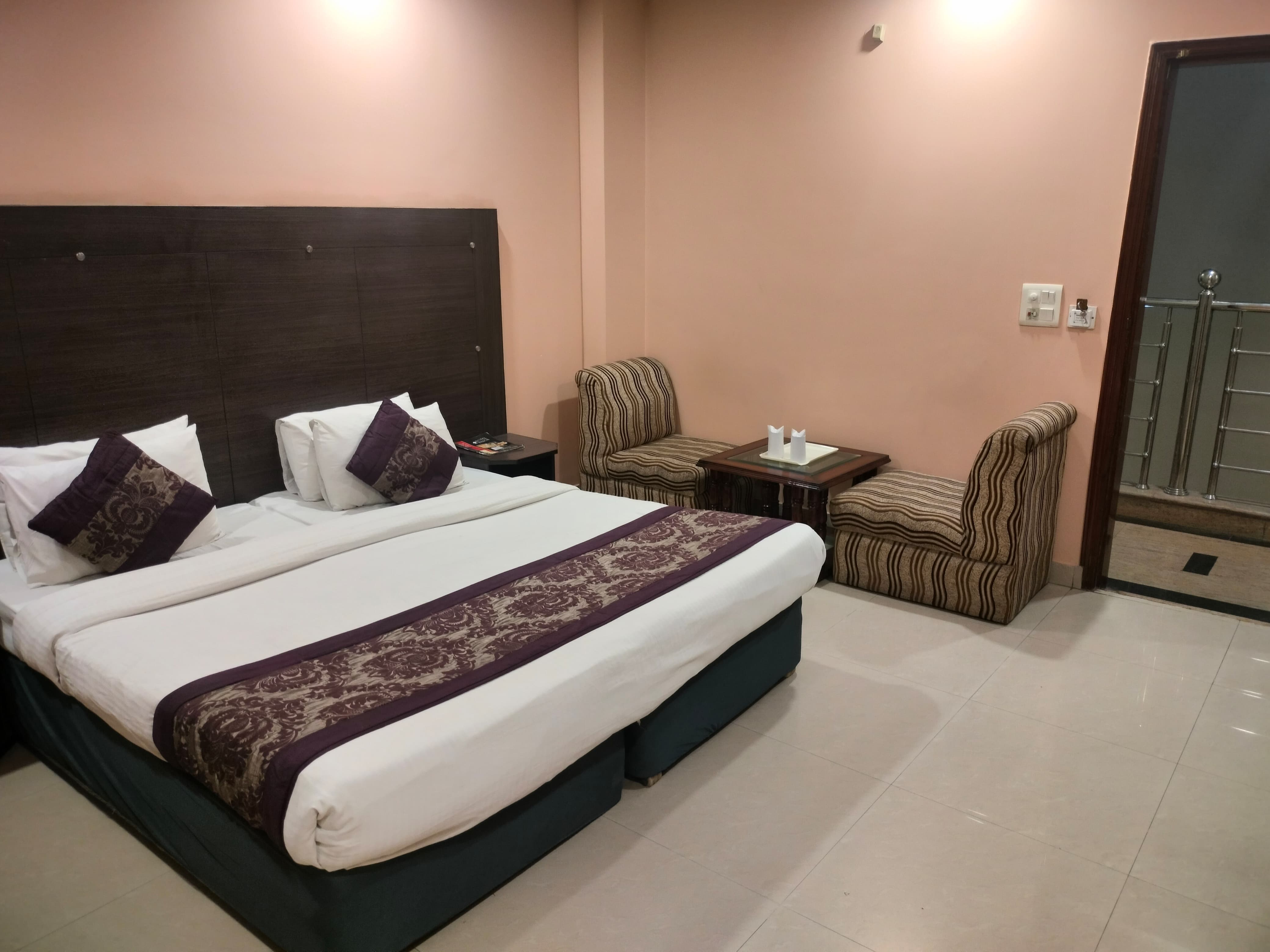 Hotel kyron - Tap to explore photos