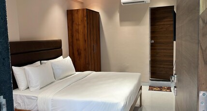 Hotel Leela Room Type - Standard Room With City View